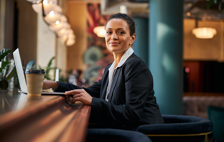 Freelancer arbejder fra restaurant