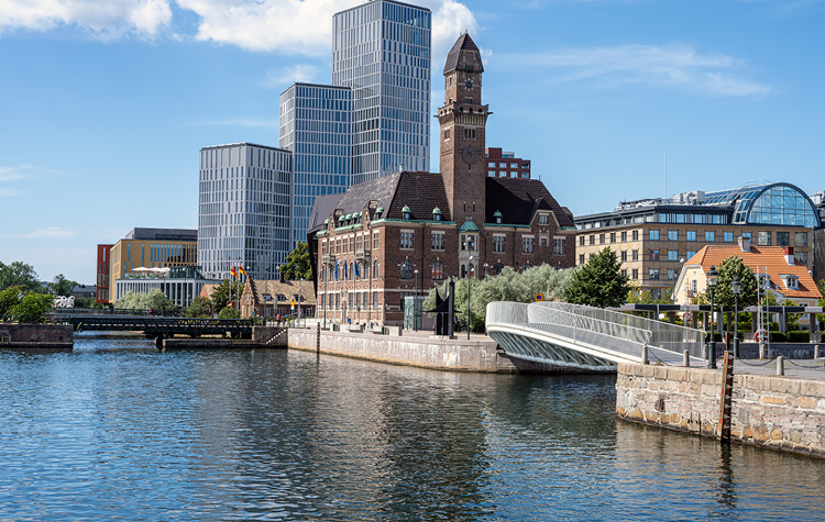 Moderne og gamle bygninger i København