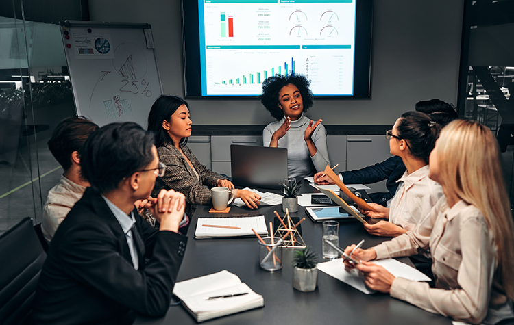 Medarbejdere diskuterer resultater af undersøgelse