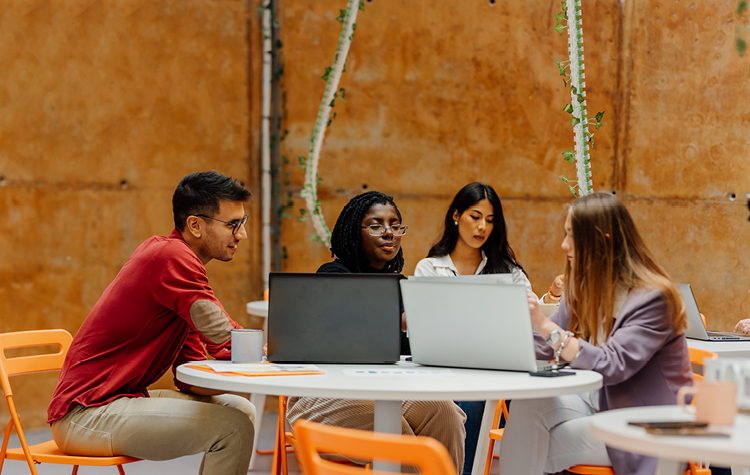 Gruppe af unge professionelle diskuterer arbejde