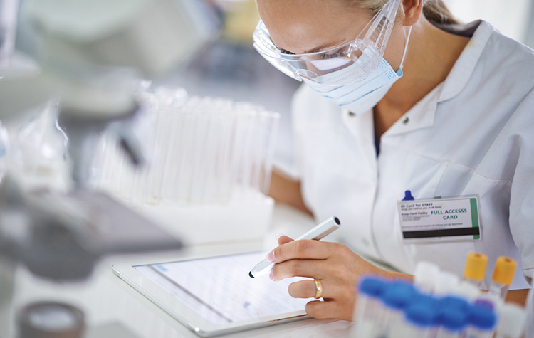 Kvindelig labaratoriemedarbejder